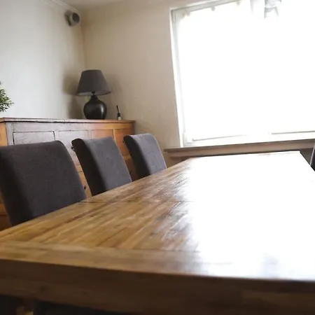 Cozy 3 Bedroom House With 11 Kw Electric Car Charger
